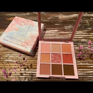 Innisfree Cherry blossom Eyeshadow pallet
0.29 oz